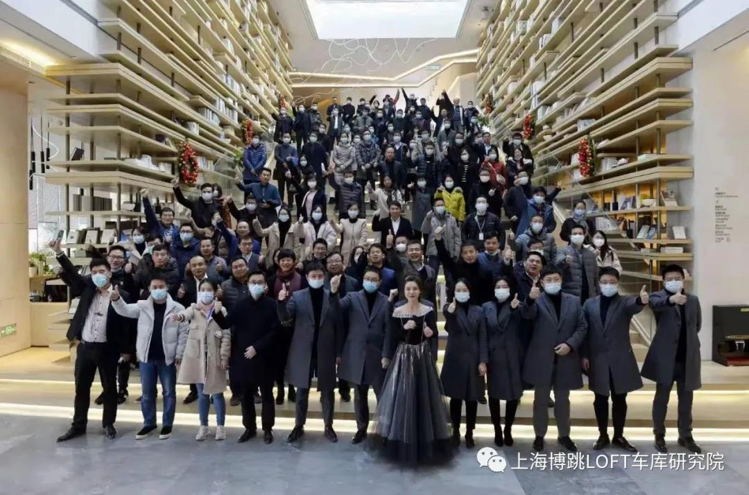 武隆全国一百多人在华侨城汉口道6号参观研讨LOFT专利车库技术！